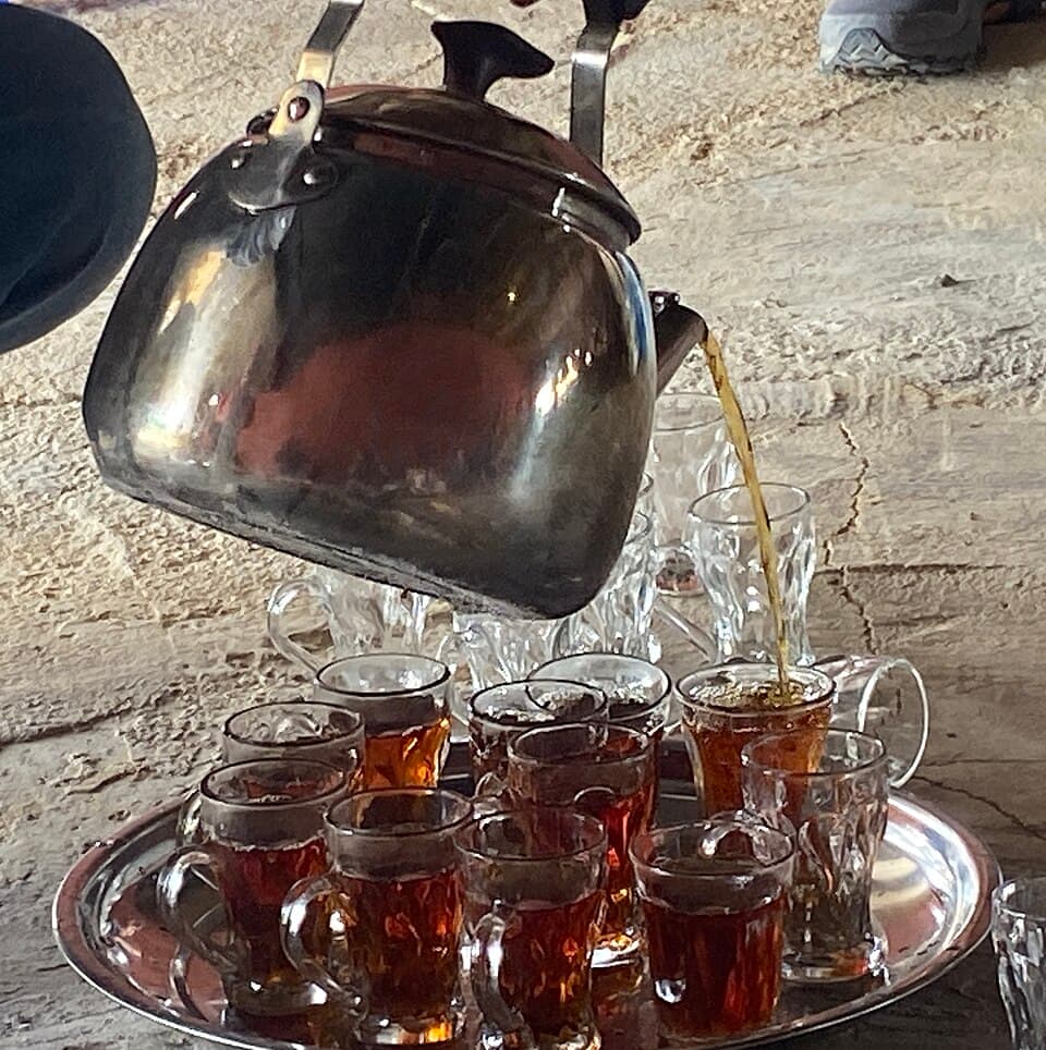 מסעדה בדואית בים המלח — בשרים על האש באוהל