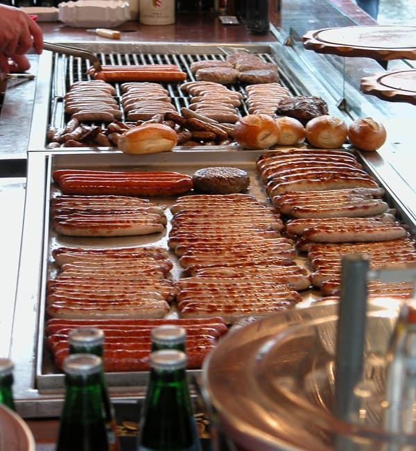 Bratwurst ונקניקיות גרמניות עם כרוב כבוש