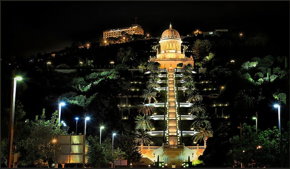 הגנים הבהאיים בחיפה — גנים מדורגים מעל המפרץ