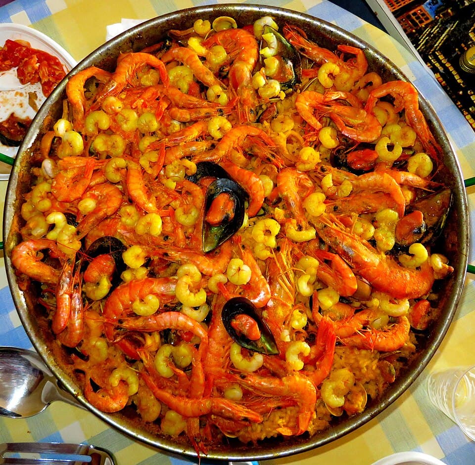 Paella — מנה ספרדית קלאסית עם פירות ים