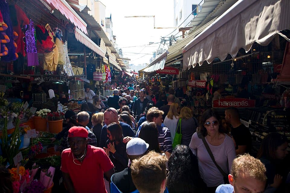 שוק הכרמל — דוכני אוכל רחוב וירקות טריים